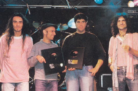 Minutos antes de salir a tocar, los Platero recibieron el disco de oro por las 50.000 copias vendidas de 7 1997-12-12-Disco-de-oro-7-todos