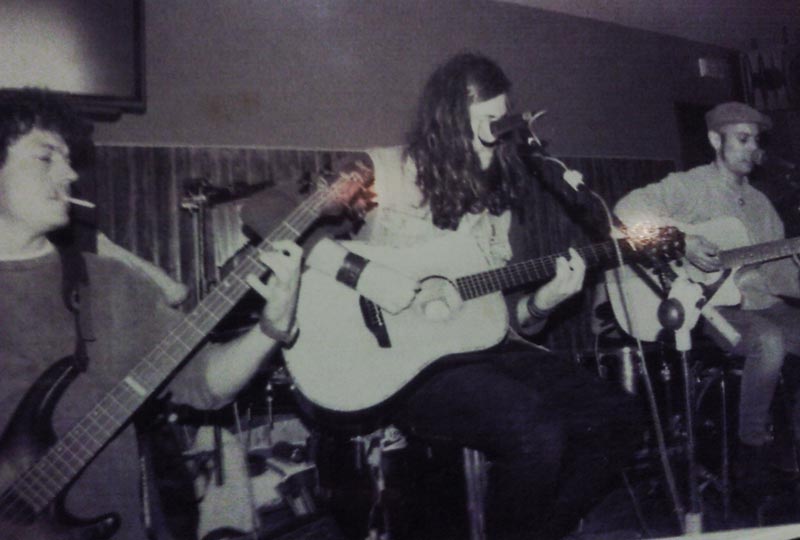 Los-Fitipaldis-Miguel,-Txus-y-Fito-tocando-en-un-bar-en-1998