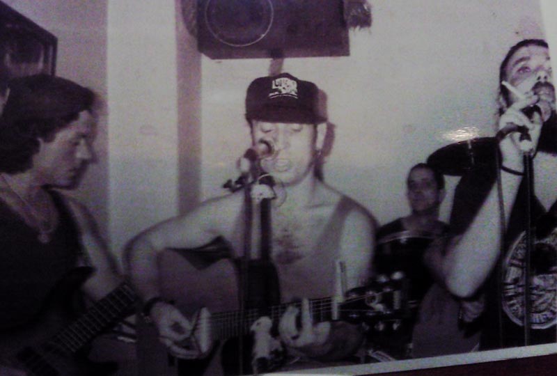 Los-Fitipaldis-tocando-en-un-bar-en-1998