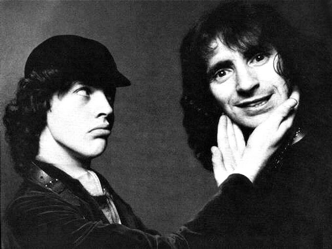 Fotografía de Angus Young con Bon Scott 69 Gigas Número 1 - Fotografía de Angus Young con Bon Scott