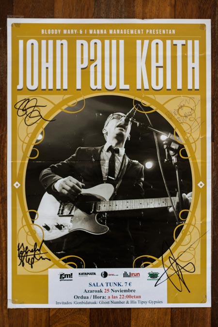 Cartel de John Paul Keith en Irun, firmado por la banda tras el concierto