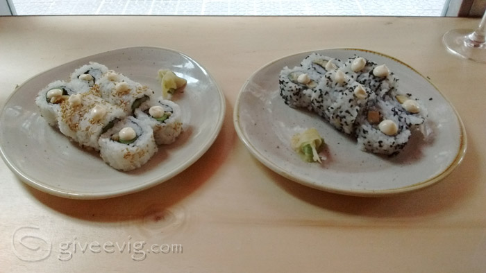 Primeros: Uramaki panda (izquierda) y Uramaki vegetal