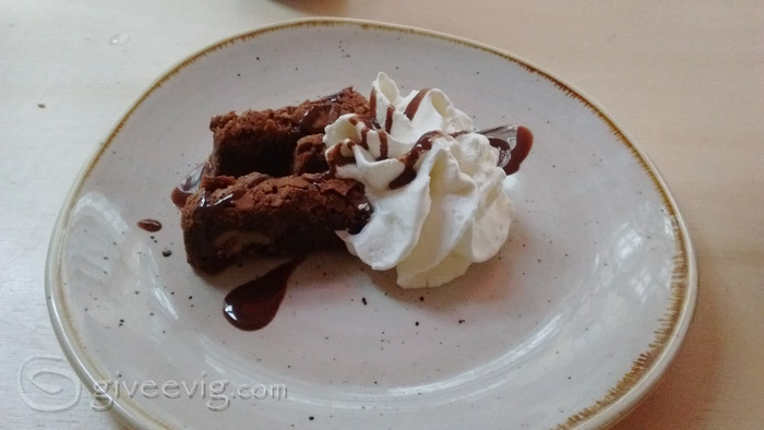 Postres: Brownie con chocolate caliente y nata