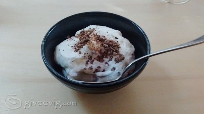 Postres: Espuma de yogurt con virutas de chocolate