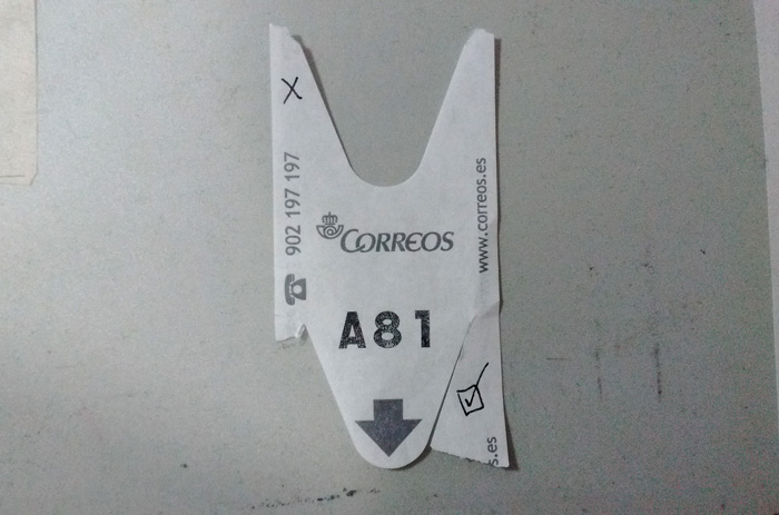 En este ticket de espera encontramos múltiples textos, signos y símbolos. Distintos grafismos con distintas finalidades: unos señalan o indican y otros representan una entidad