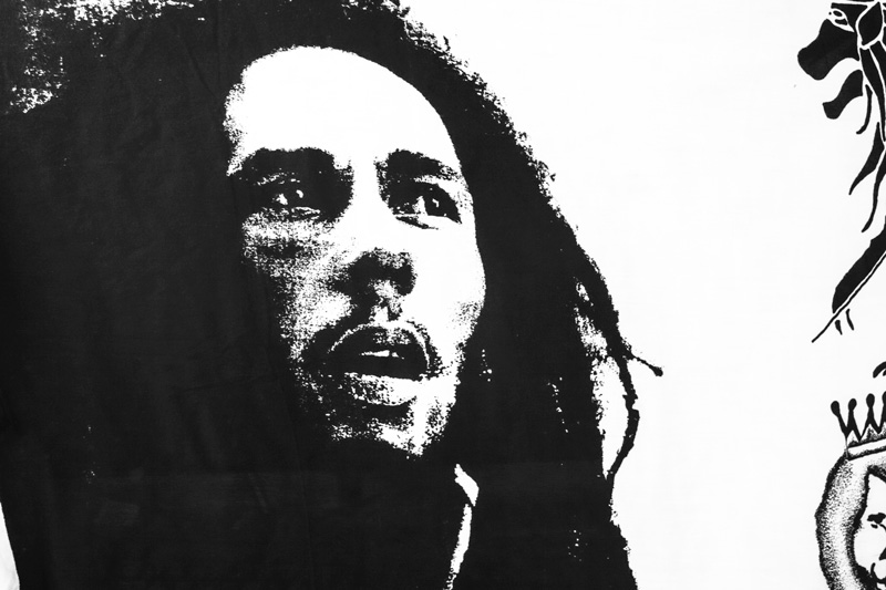 Fotografía de una bandera de Bob Marley